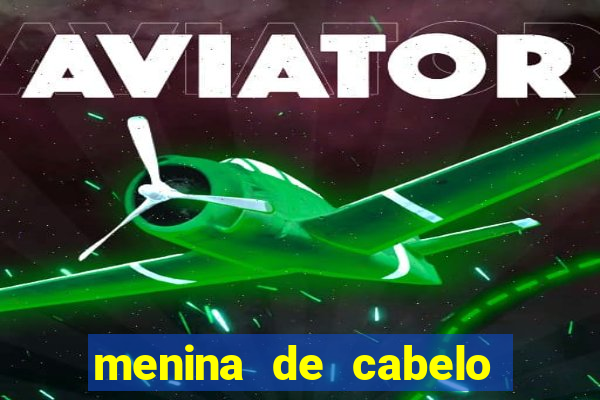 menina de cabelo cacheado fake no espelho