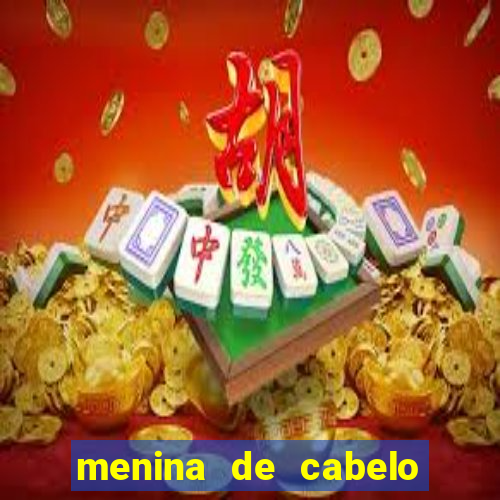 menina de cabelo cacheado fake no espelho