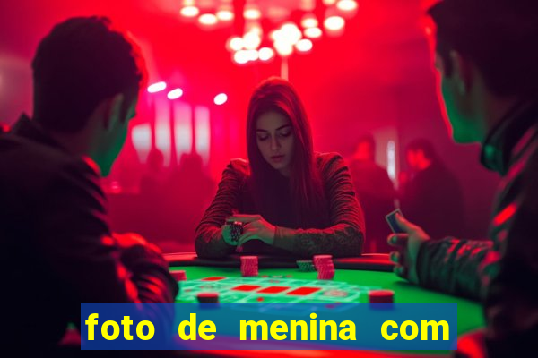 foto de menina com cabelo cacheado no espelho