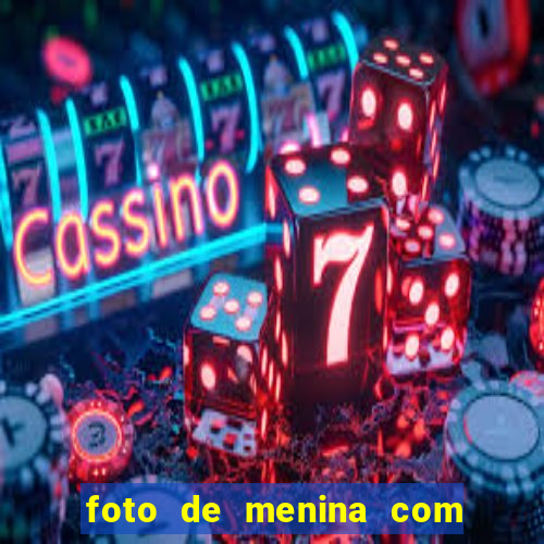 foto de menina com cabelo cacheado no espelho
