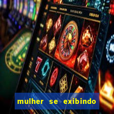 mulher se exibindo ao vivo