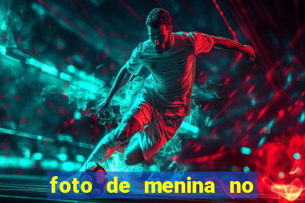 foto de menina no espelho cacheada