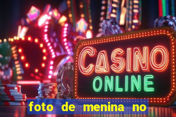 foto de menina no espelho cabelo cacheado
