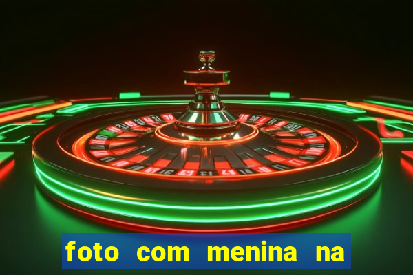 foto com menina na cama fake